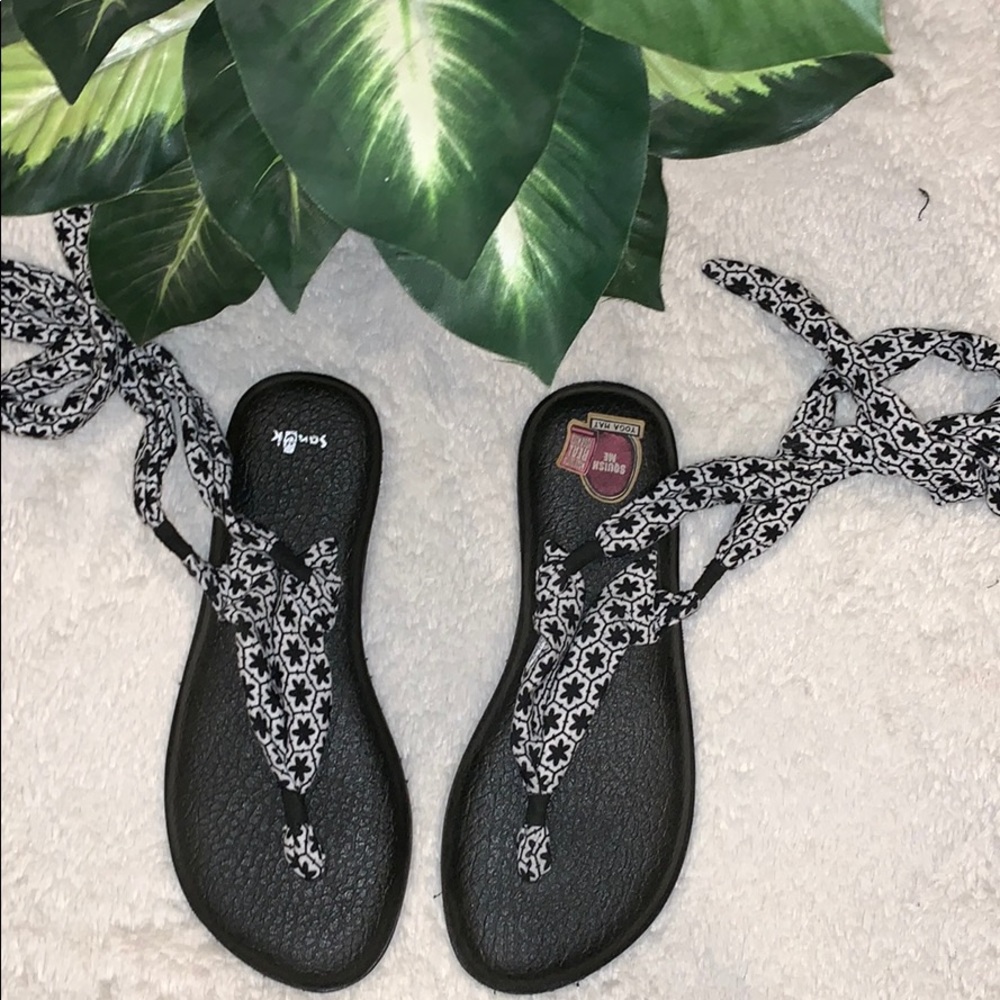 Sanuk yoga mat black white thong tie up sandal 10